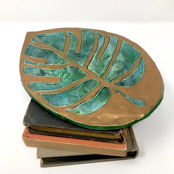 Handmade Ceramic Green and Gold Monstera Leaf Large Tray Coaster - Picture 16 of 16